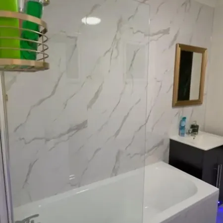 A Beautiful 2 Bedroom شقة
