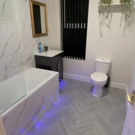 A Beautiful 2 Bedroom شقة *